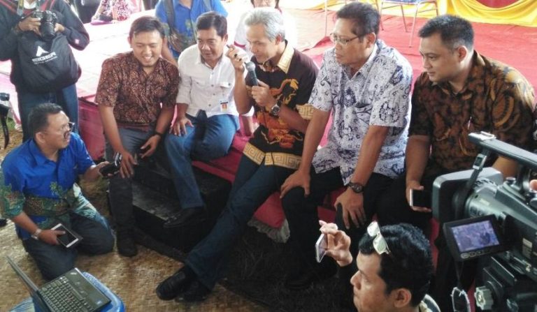 XL Ajak Petani Nelpon Pakai WhatsApp