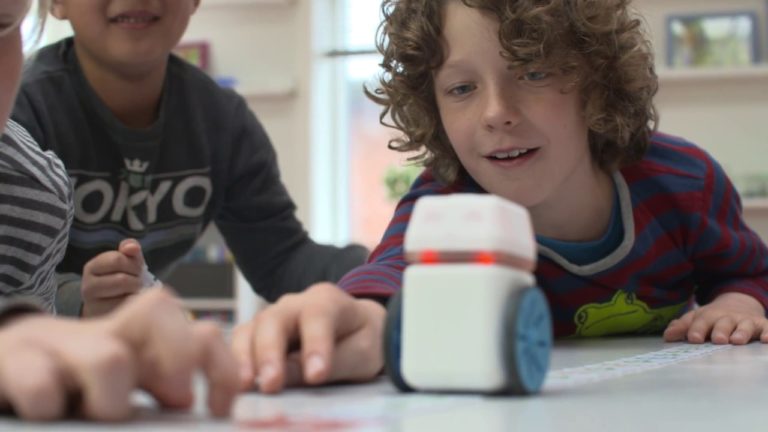 Robot Mungil Ini Bisa Ajari Anak-anak Cara Coding