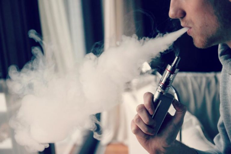 Pria Ini Kehilangan 7 Gigi Setelah Rokok Elektronik Meledak di Wajahnya