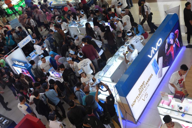 Pencinta Selfie Rela Antri untuk Dapatkan Vivo V5 Plus