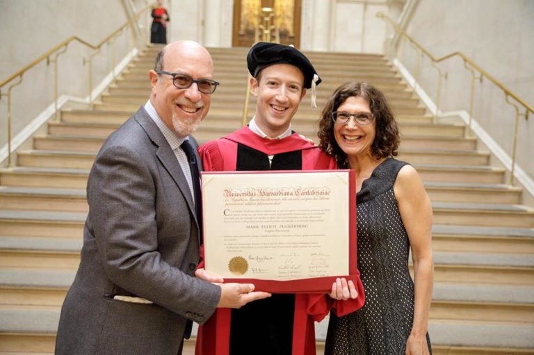 Setelah 12 Tahun, Mark Zuckerberg Akhirnya di ‘Wisuda’