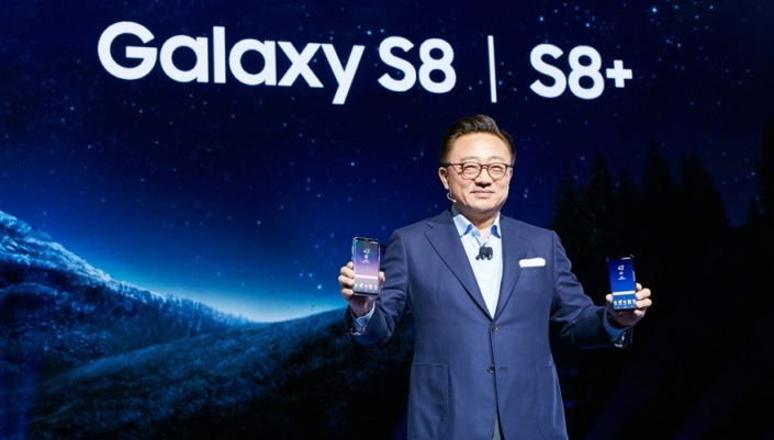 Bos Samsung: Duo Galaxy S8 Laku Keras!