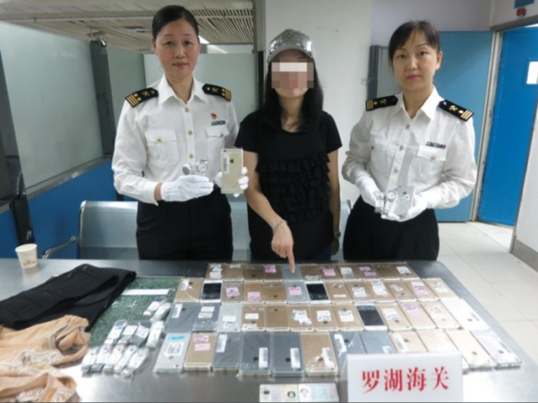 Wanita Ini Selundupkan 102 iPhone Seberat 20 Kg di Badannya
