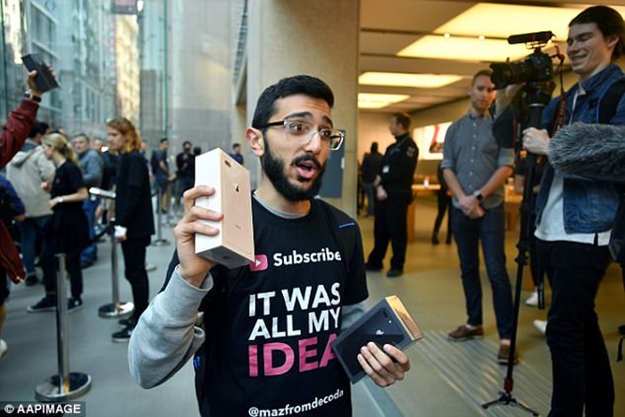 Pembeli Pertama Mengaku Menyesal Beli iPhone 8