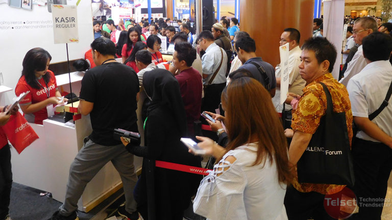 Antrian Pembelian di Salah Satu Booth Indocomtech (telset.id | nur chandra)