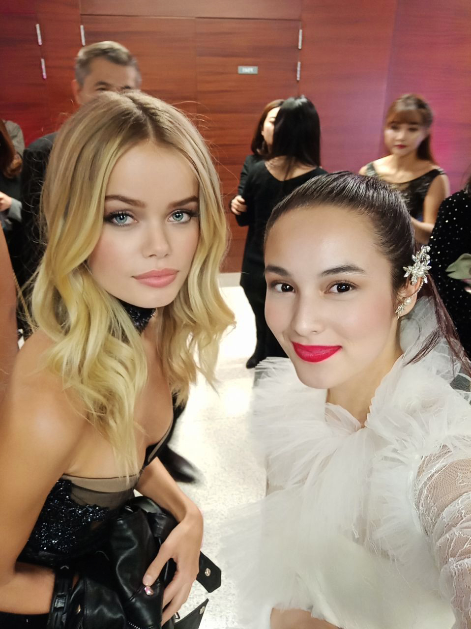 Duh Cantiknya "Bidadari" Victoria Secret Selfie Pakai 