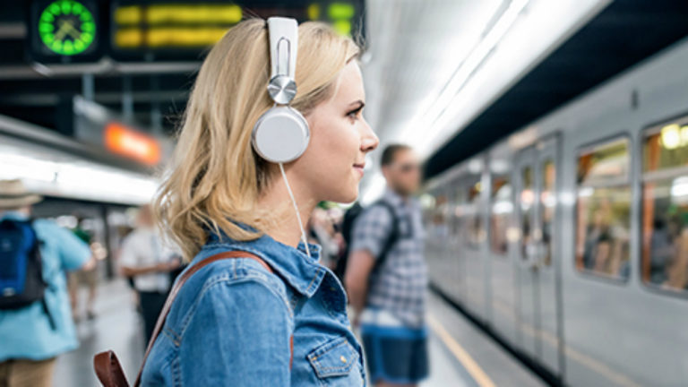 Tips Nyaman Nikmati Musik Hanya dengan Satu Earbud