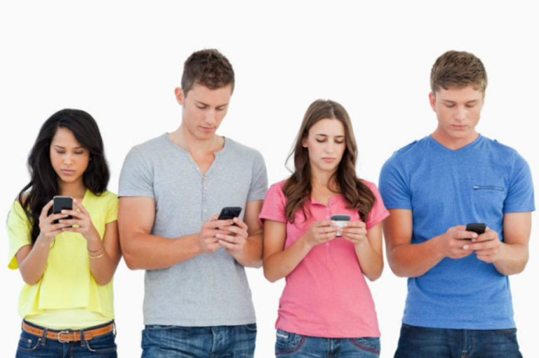 5 Masalah Kulit Akibat Terlalu Sering Pakai Smartphone