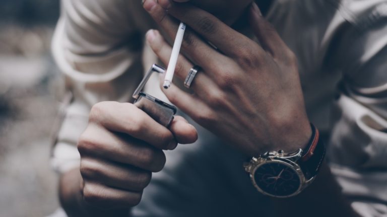 Smartwatch Ini Bisa Bantu Orang Berhenti Merokok