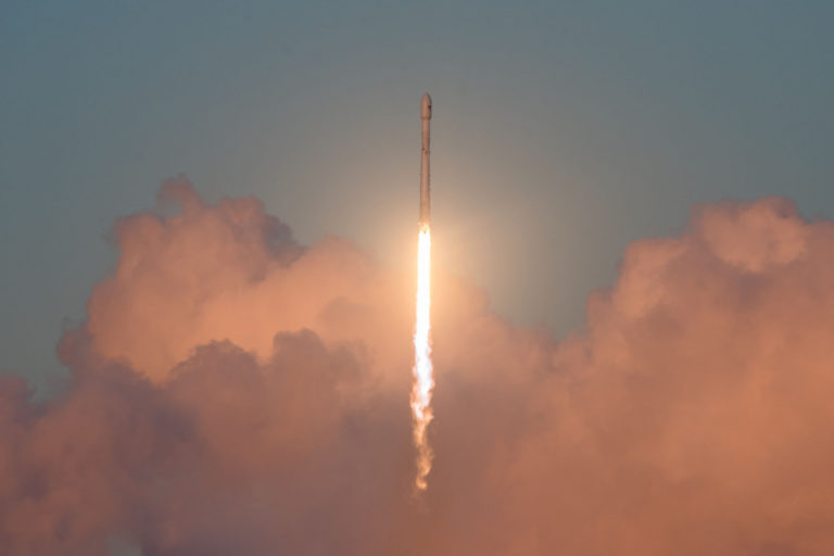SpaceX Siap Luncurkan Prototipe Satelit Internet