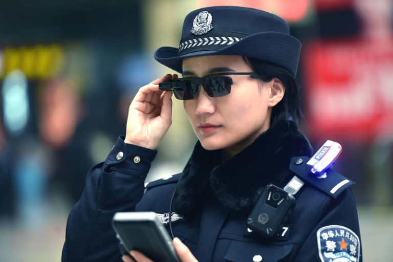 Polisi China Pakai Kacamata Pintar untuk Lacak Buronan