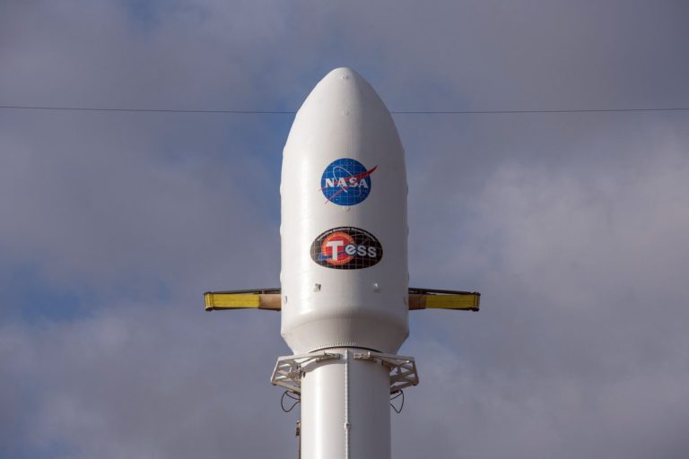Falcon 9 Akhirnya Meluncur Bersama “Si Pemburu Planet”