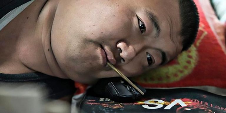 Hebat! Pria Cacat Ini Jago Main Game Pakai Sumpit
