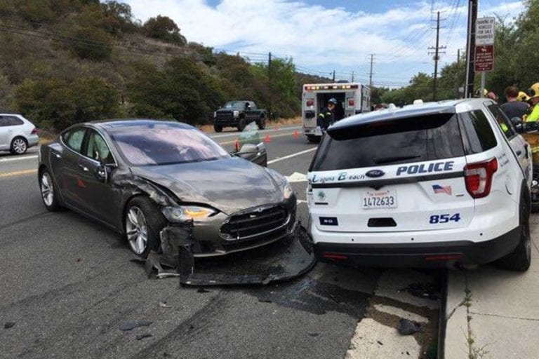 Duh! Mobil Tesla Tabrak Mobil Polisi, Gara-gara Autopilot
