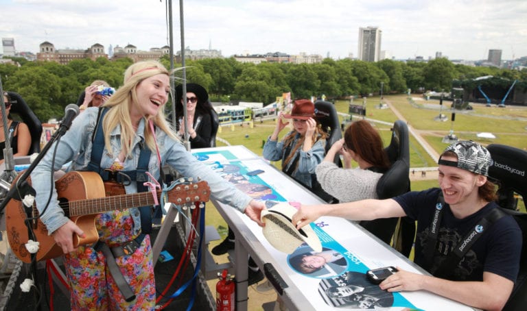 Canggih! Pengamen di London Terima Uang via Smartphone