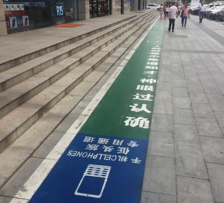 Di China Ada Jalur Khusus Pejalan Kaki Sambil Main Ponsel