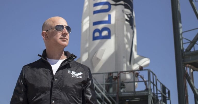 Bos Amazon Jual Tiket Piknik ke Luar Angkasa