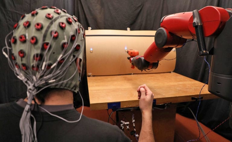Peneliti Pakai Sinyal Otak untuk Kendalikan Robot