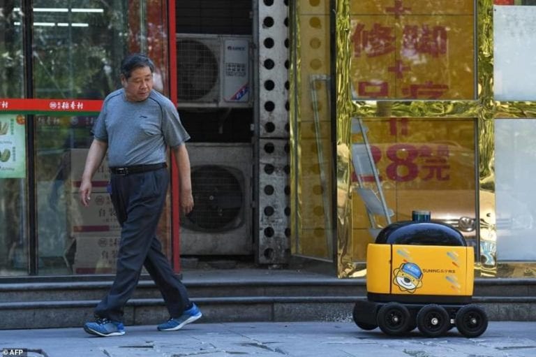Robot Ini Setiap Hari ‘Wara-wiri’ Kirim Paket Belanjaan