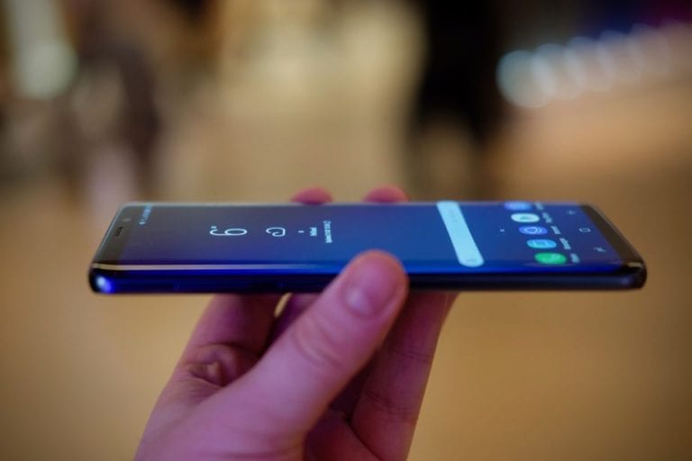 Laba Samsung Jeblok, Galaxy S9 Tak Laku?