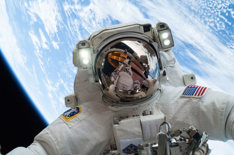Cobain Yuk! Foto Selfie ala Astronot NASA