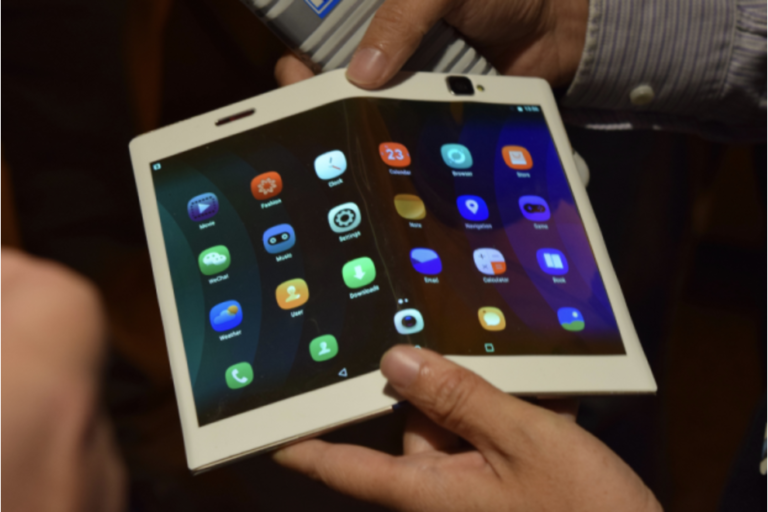 Curi Start, Lenovo Rilis Ponsel Layar Lipat Bulan Depan?