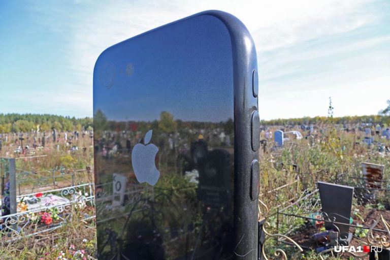 Di Rusia, iPhone Dibikin Jadi Batu Nisan