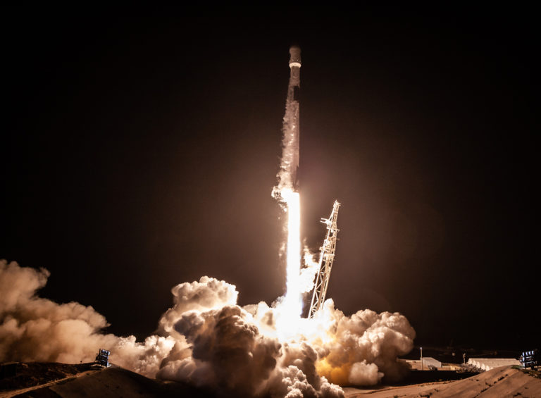 Roket SpaceX Mendarat Mulus Setelah Luncurkan Satelit Argentina