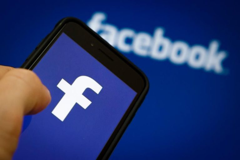 update status di Facebook