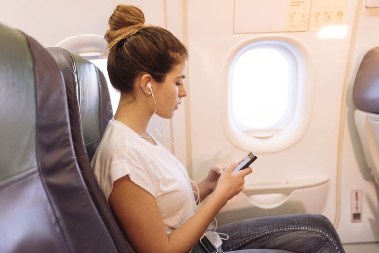 Asyik! Saudi Airlines Gratiskan Layanan WhatsApp Onboard