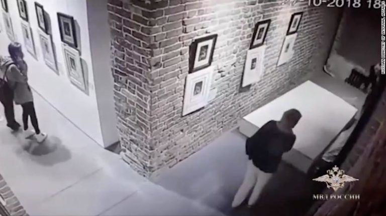 Gara-gara Selfie, Pengunjung Pameran Rusak Karya Salvador Dali