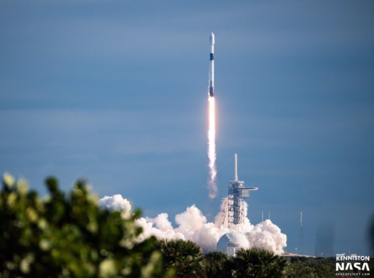 Lagi, Roket Bekas Pakai SpaceX Sukses Orbitkan Satelit