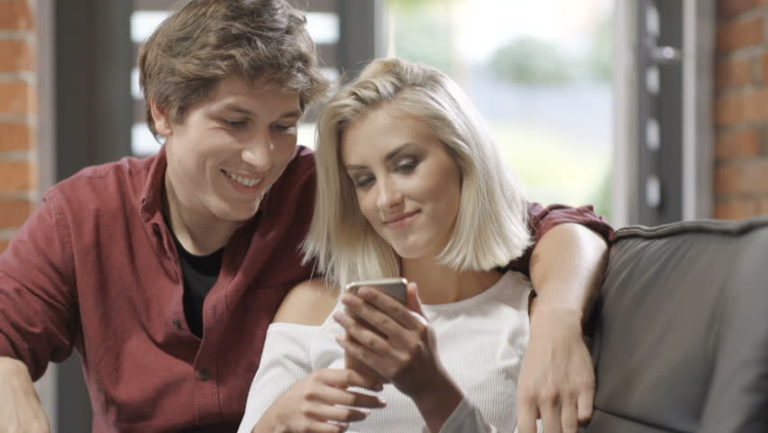 Karena Komitmen, Pasangan Muda Suka Berbagi Password Smartphone