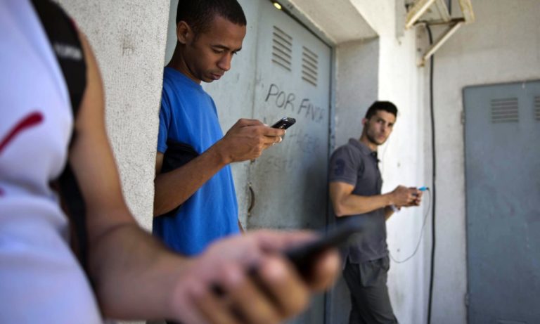 Warga Kuba Mulai Bisa Akses Penuh Internet via Ponsel
