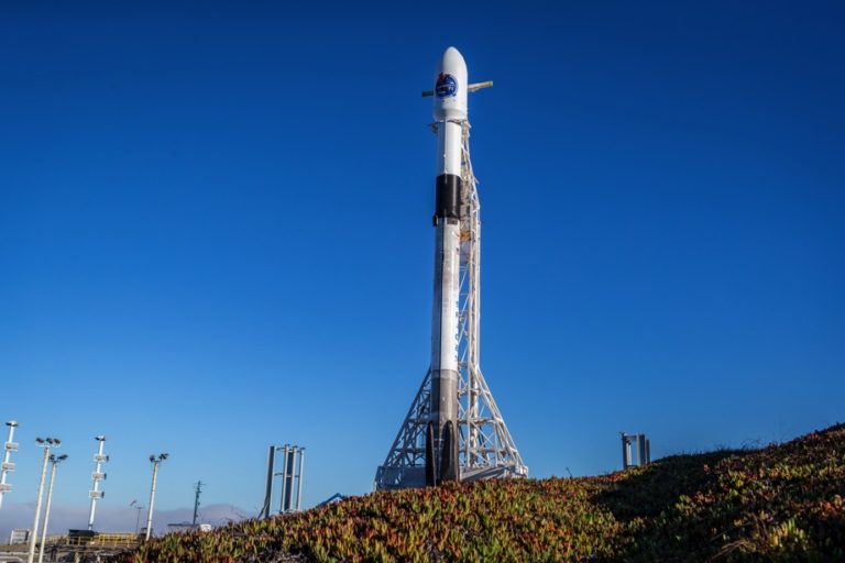 Viral! Video Roket Falcon 9 Jatuh ke Laut