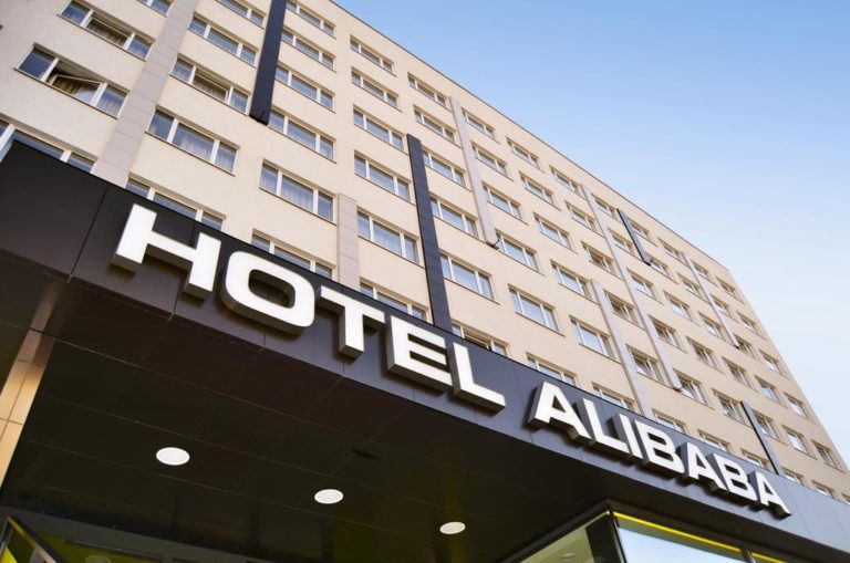 Hotel Futuristik Alibaba Gunakan Robot Layani Tamu