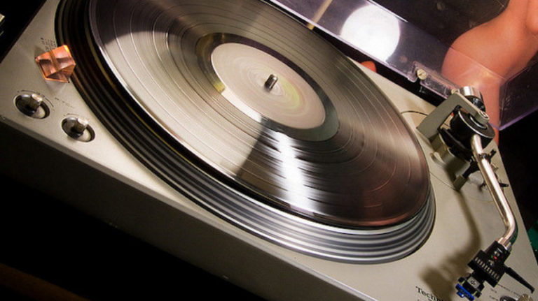 Penjualan CD dan Vinyl Kalahkan Unduhan iTunes