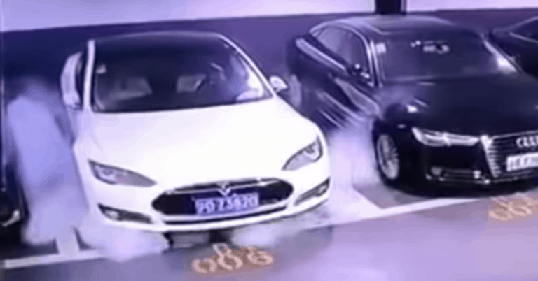 Mobil Listrik Tesla Meledak di Tempat Parkir?