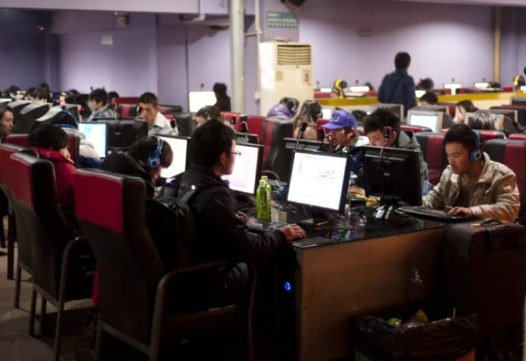 Mahasiswa di China Habiskan Dua Jam per Hari untuk Game Online