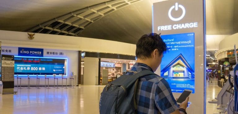 ‘Ngecas’ Ponsel di Tempat Pengisian Umum Ternyata Berbahaya