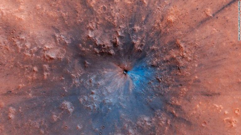 Foto Terbaru Perlihatkan Warna Biru di Kawah Mars, Apa Itu?