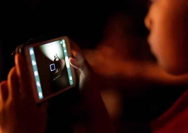 Kecanduan Smartphone, Anak Ini Kena Rabun Jauh Parah