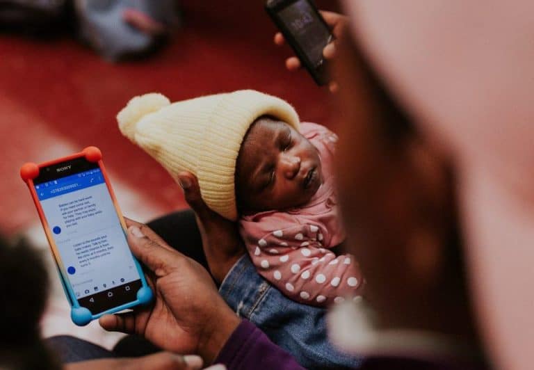 Petugas Kesehatan di India “Menjaga” Ibu dan Bayi via Smartphone