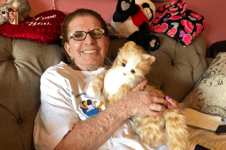 Mengusir Kesepian, Nenek Ini Ditemani “Seekor” Robot Kucing