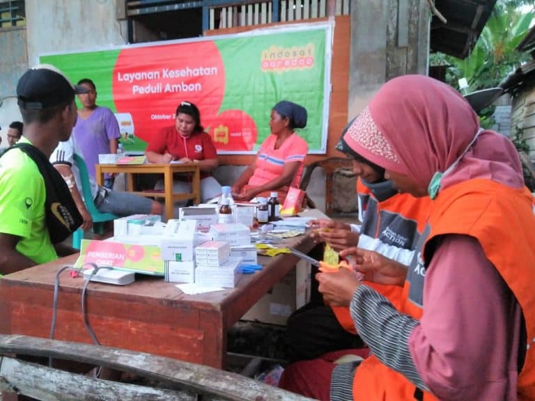 Mobil Klinik Indosat Bantu Korban Gempa di Maluku
