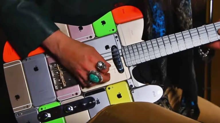 Gokil! Gitar Listrik Ini Terbuat dari Ratusan Potongan iPhone