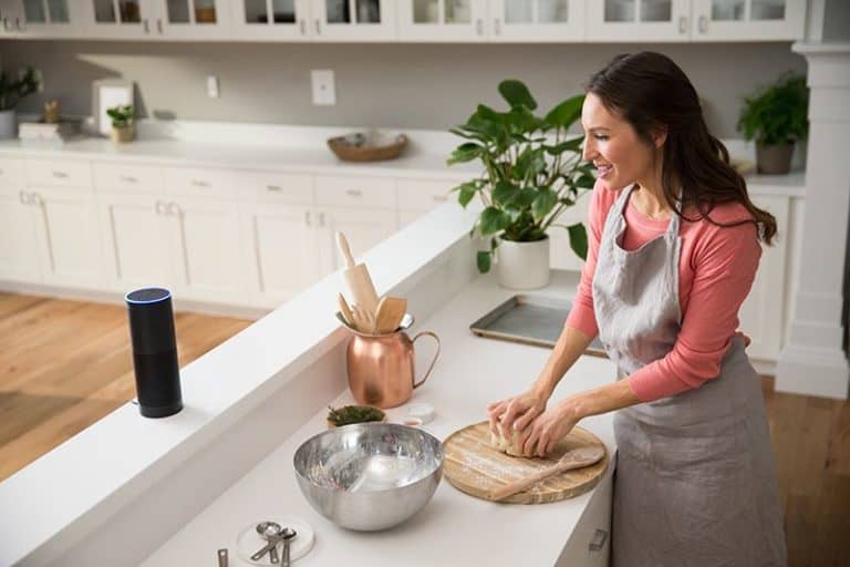 Smart Speaker Perempuan