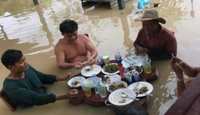 Kocak! Cara “Santuy” Warga Jakarta Hadapi Bencana Banjir