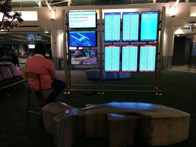 ‘Bete’ Tunggu Pesawat, Pria Ini Main PS4 Pakai Monitor Bandara