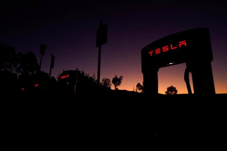 Tesla digugat rasisme